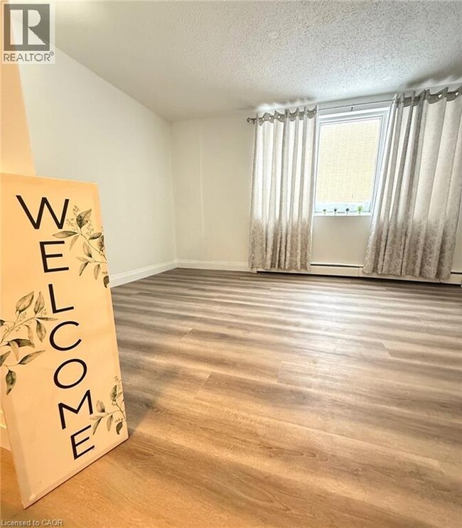 Building Photo - 87 Brybeck Crescent