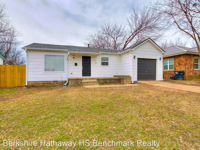 Building Photo - 3 br, 1 bath House - 315 W Chicago