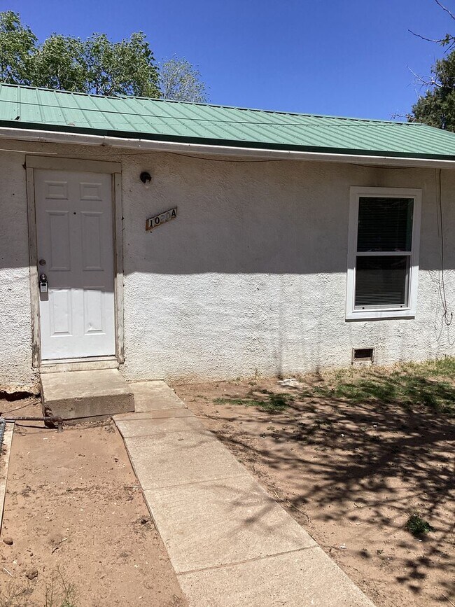 Foto del edificio - Newly Renovated 2 Bedroom, 1 bath! Located in Portales! Water Included!