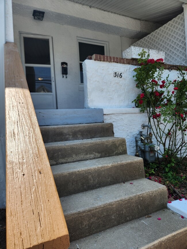 Building Photo - 316 Woodbine Ave