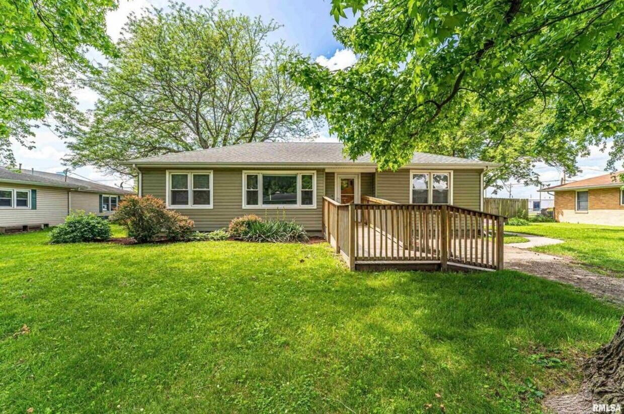 160 Regent St, Lincoln, IL 62656 House Rental in Lincoln, IL