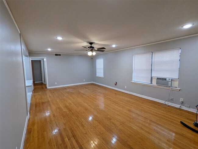 Foto del edificio - 4714 Oakshire Dr