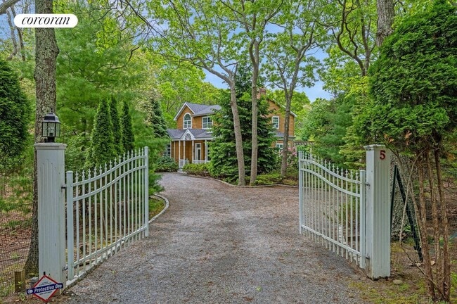 Building Photo - 5 Van Scoys Path E