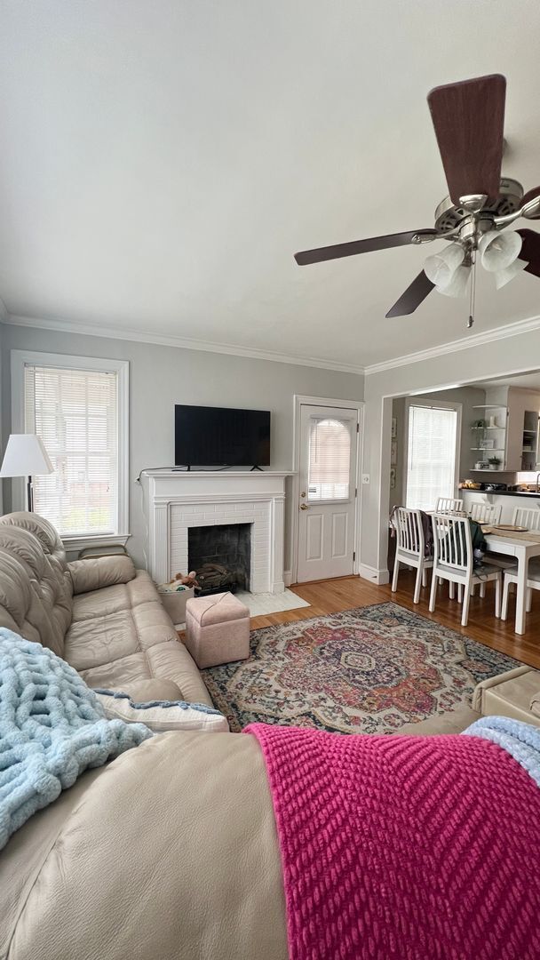 Building Photo - Fenced in 4 bedroom home for 4 or 3 people!