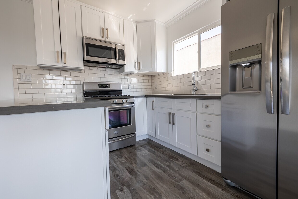 Foto principal - 4643 Pickford St