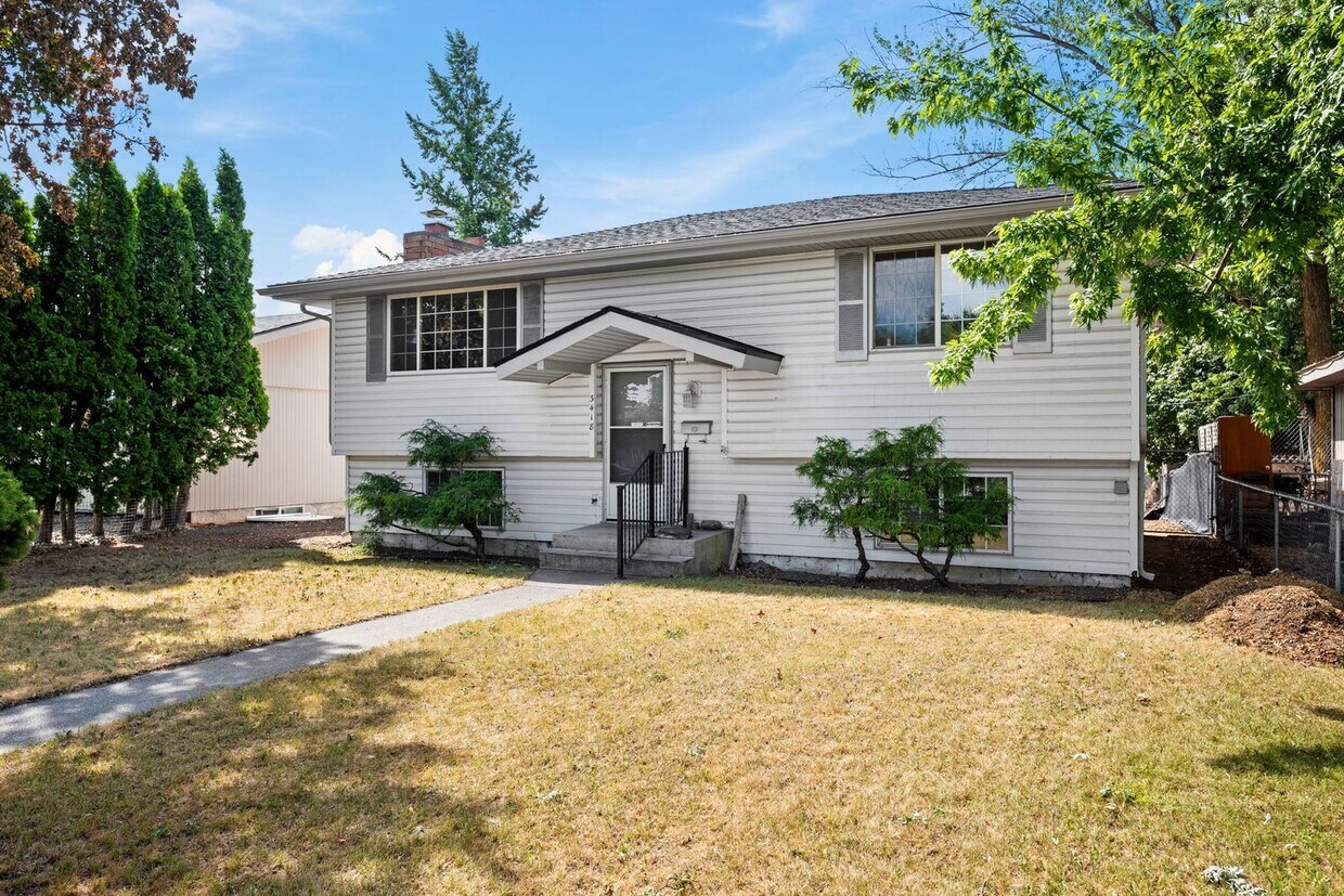 Foto principal - 4 Bedroom Northeast Spokane Home - Availab...
