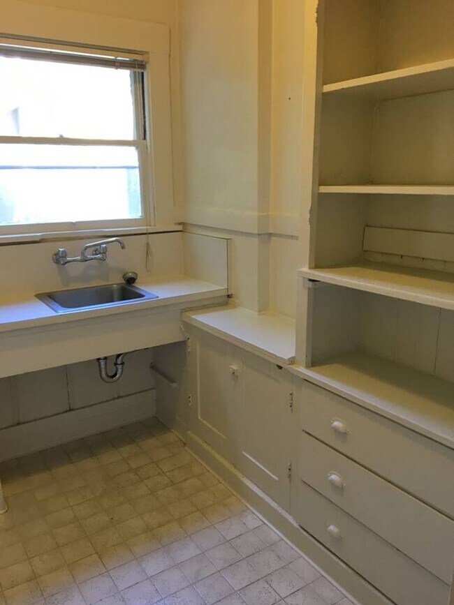 Foto del edificio - Quite a bedroom with plenty of light, Great location and is just off the main St. It is quite als...
