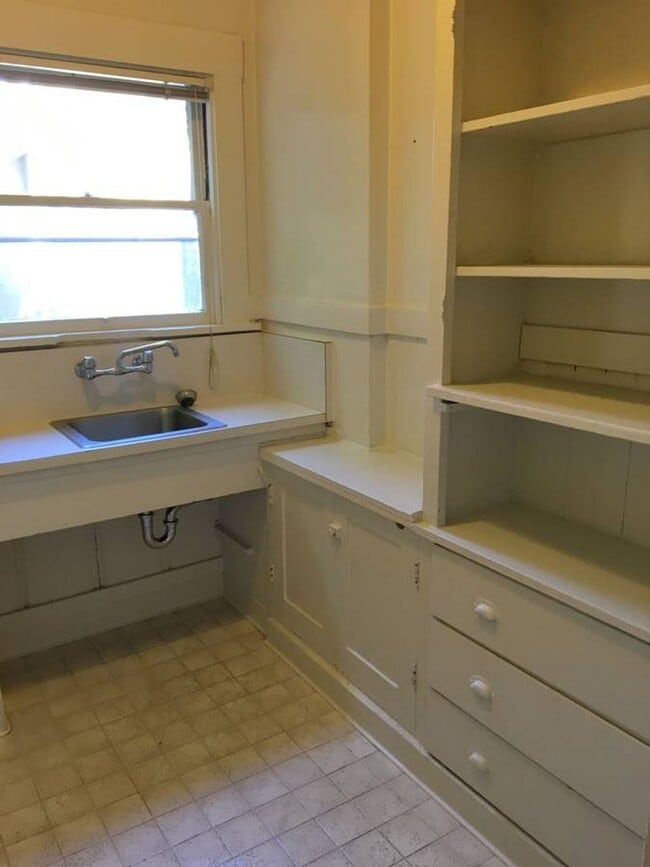 Building Photo - Quite a bedroom with plenty of light, Great location and is just off the main St. It is quite als...