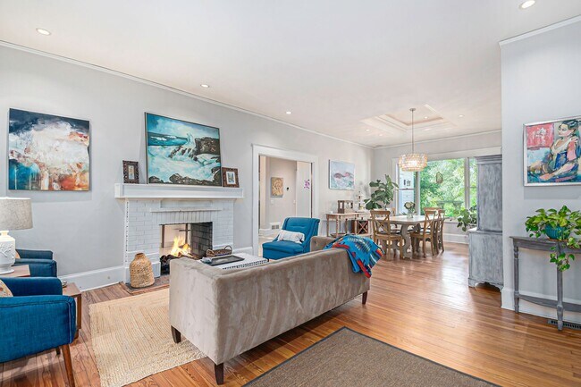 Building Photo - Stunning Renovated Bungalow in City of Dec...