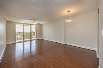 Building Photo - 250 Jacaranda Dr