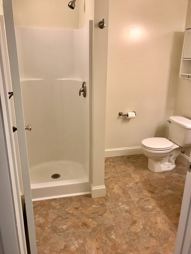 baño - 318 East Patrick Street