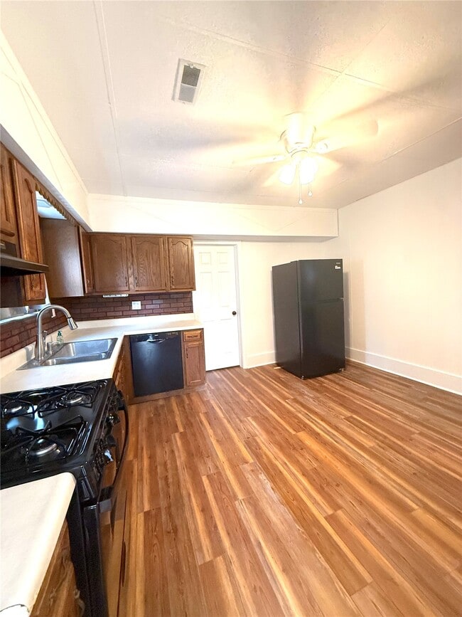 Building Photo - 511 E Beckemeyer Ave