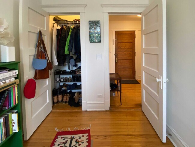 Building Photo - 1462 W Leland Ave