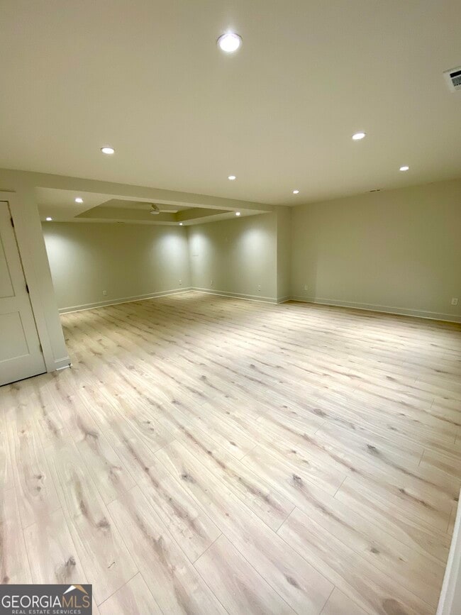 Building Photo - 886 Moore Rd