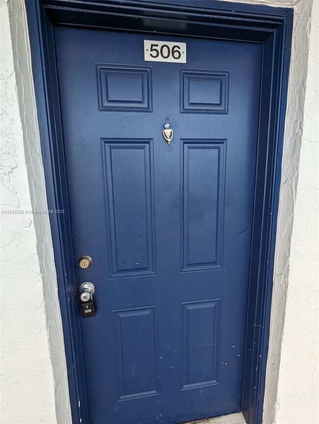 Foto del edificio - 8700 N Sherman Cir