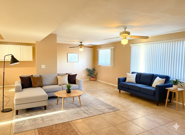 Foto del edificio - LARGE 4BR - 2BA HOUSE - LARGE BEDROOMS - R...