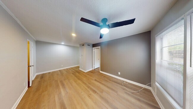 Building Photo - Spacious 1Bedroom/ 1Bathroom in Riverside – Washer/Dryer & Water INCLUDED!  ** First Floor **