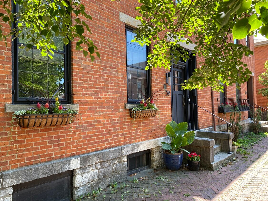 Primary Photo - 39 E Sycamore St