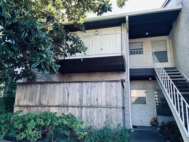 Building Photo - 2011 Spenwick Dr