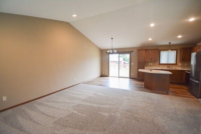 Foto del edificio - Beautiful and Spacious 4 Bedroom 3 Bath Av...