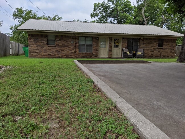 Building Photo - 517 N Clements St