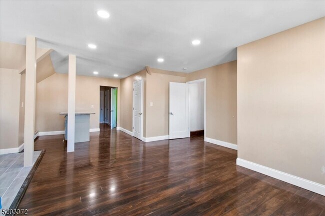 Foto del edificio - 108 Goldsmith Ave