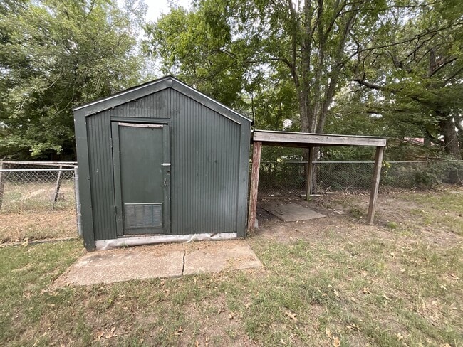 Building Photo - 608 N Cedar St