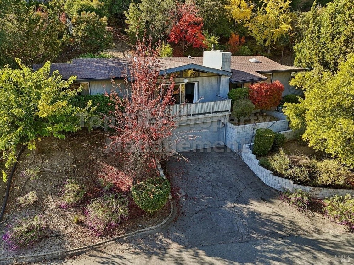 Primary Photo - Beautiful 3 bedroom, 2 bath, 2,039 sqft hi...