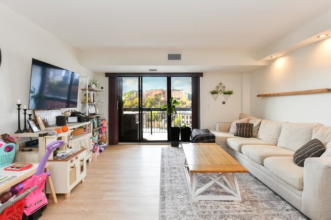 Foto del edificio - 700 1st St