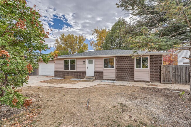 Building Photo - Just Renovated! Stunning 5BD, 3BA Home Clo...