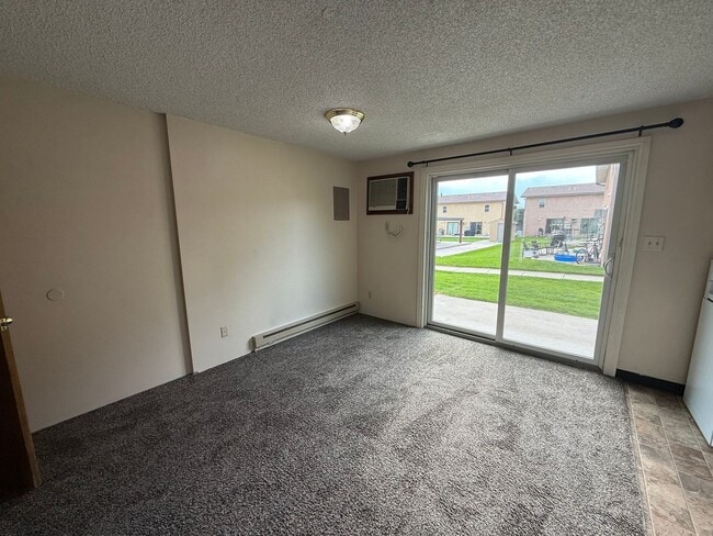 Building Photo - Two Bedroom, One and Half Bathroom Townhouse!
