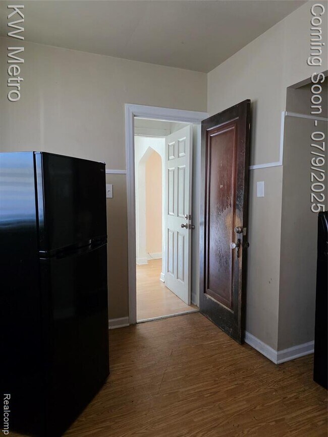 Building Photo - 8595 Cloverlawn Ave