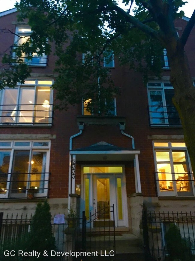 Foto del edificio - 2333 N Leavitt St