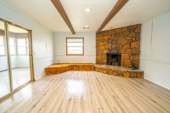 Building Photo - Bright and clean 3 bedroom home!