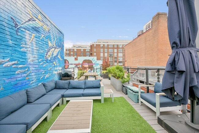 ¡Terraza privada totalmente amueblada con vistas a los monumentos! - 2025 13th St NW