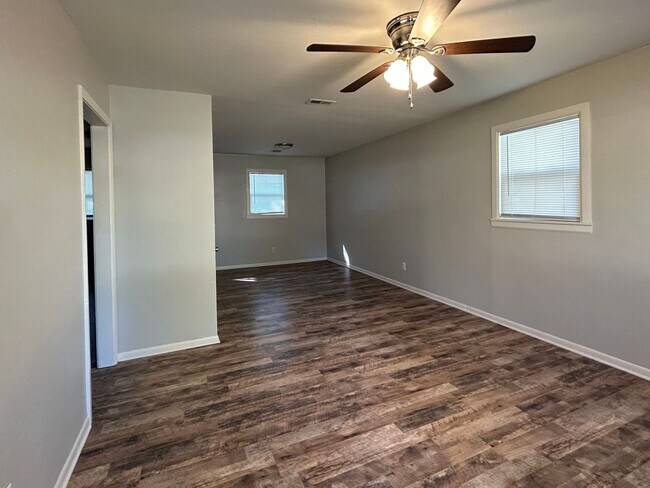 Foto del edificio - 3 Bedroom on S Glenn, Wichita KS!