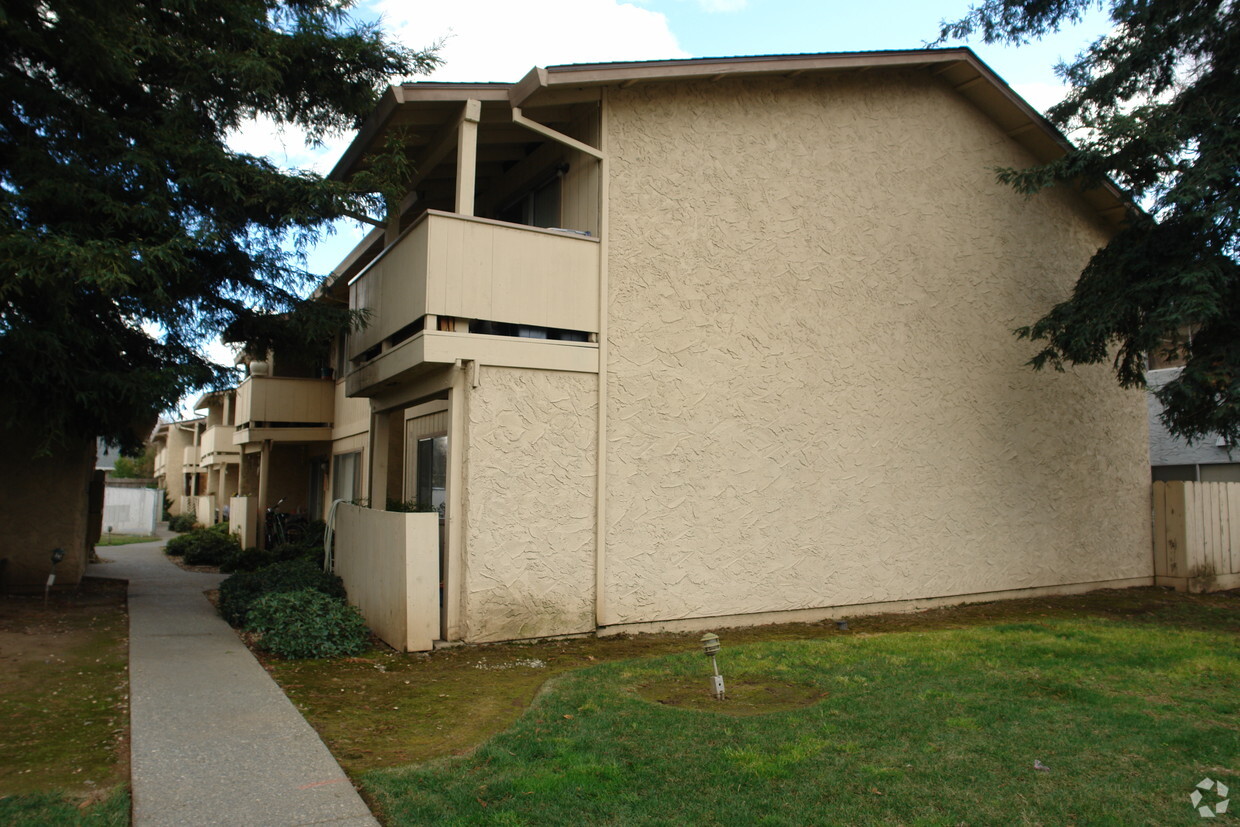 Building Photo - Alamont Apartments