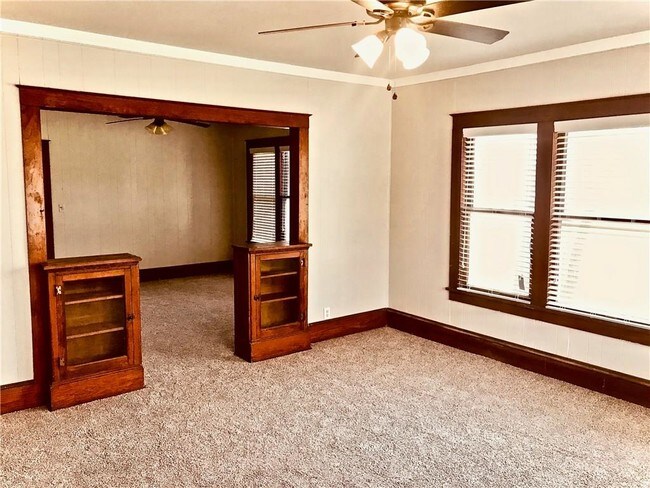 Foto del edificio - 227 N Charles St