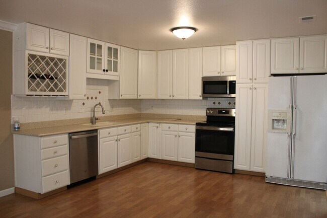 Building Photo - Beautiful single story with an upstairs lo...