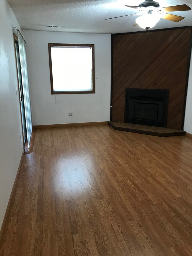 Living room/patio door - 2902 Shadow Creek Dr