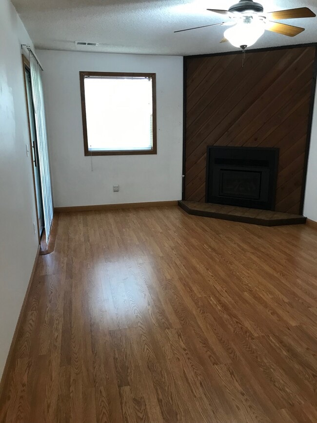 Living room/patio door - 2902 Shadow Creek Dr