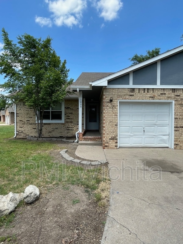 Primary Photo - 1808 N Doreen St