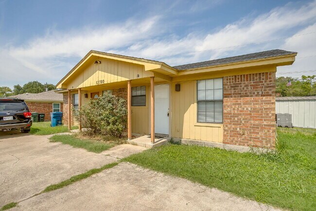 Foto del edificio - Charming 2-Bedroom Duplex Retreat on White...