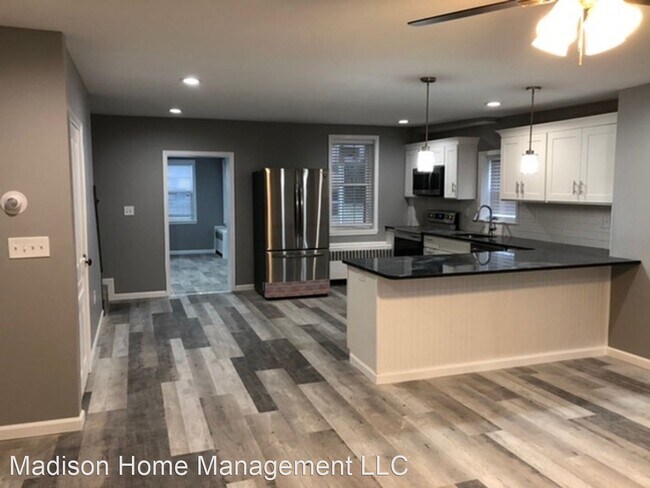 Foto del edificio - 3 br, 1.5 bath House - 384 Broad St