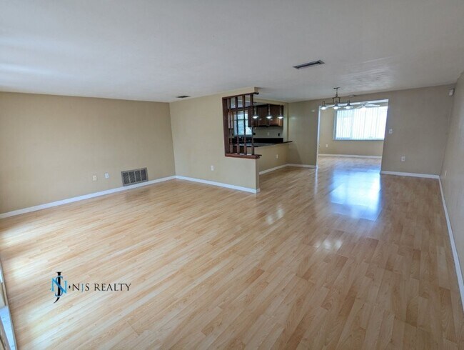 Foto del edificio - Beautiful 2/2/1 1600 Sq. Ft. with BONUS RO...