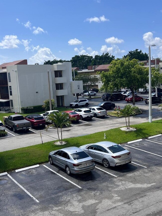 Foto del edificio - 8870 Fontainebleau Blvd