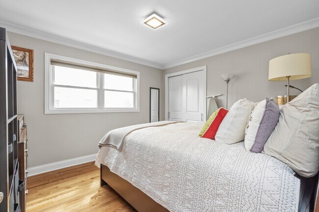 Building Photo - 5315 W Wellington Ave