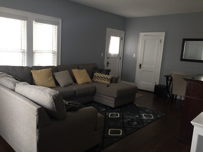 Living room furnished - 225 W Dudley St