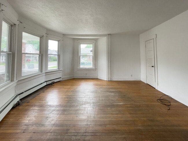 Building Photo - Close to Campus