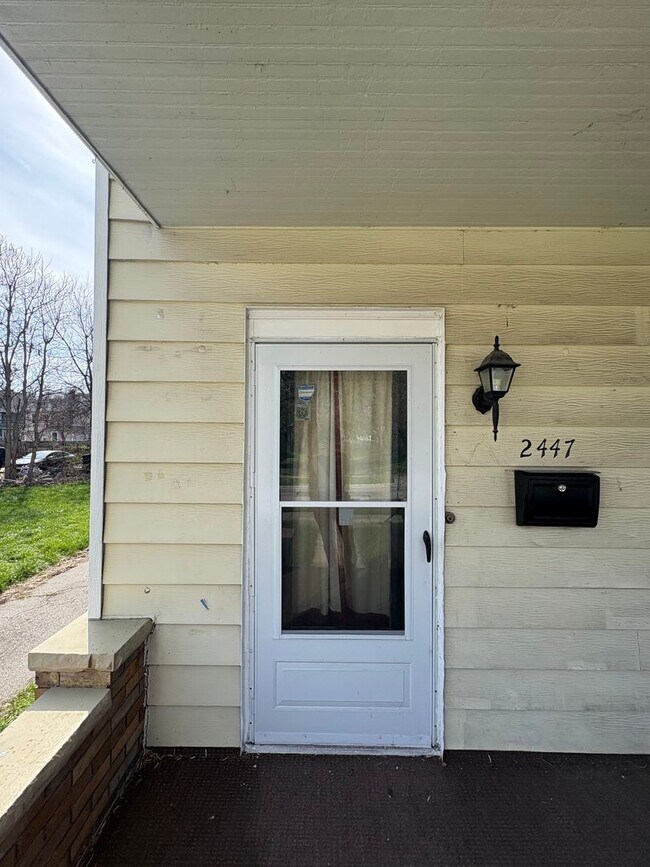 Foto del edificio - 2447/2449 Maplewood Ave